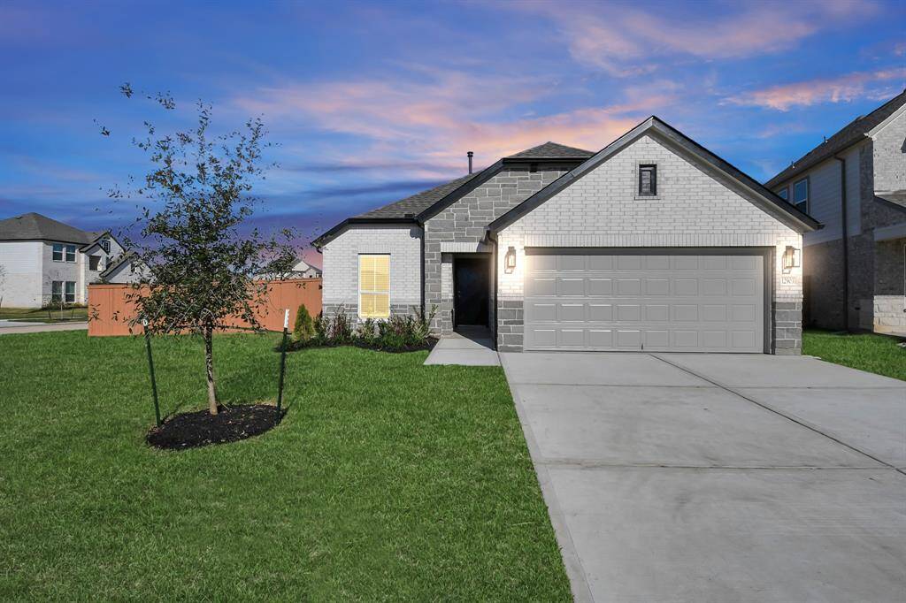 Welcome home to 12903 Kingsford Pines Drive located in Balmoral and zone to Humble ISD.