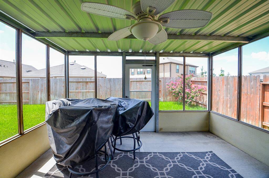 Screened in porch/patio.