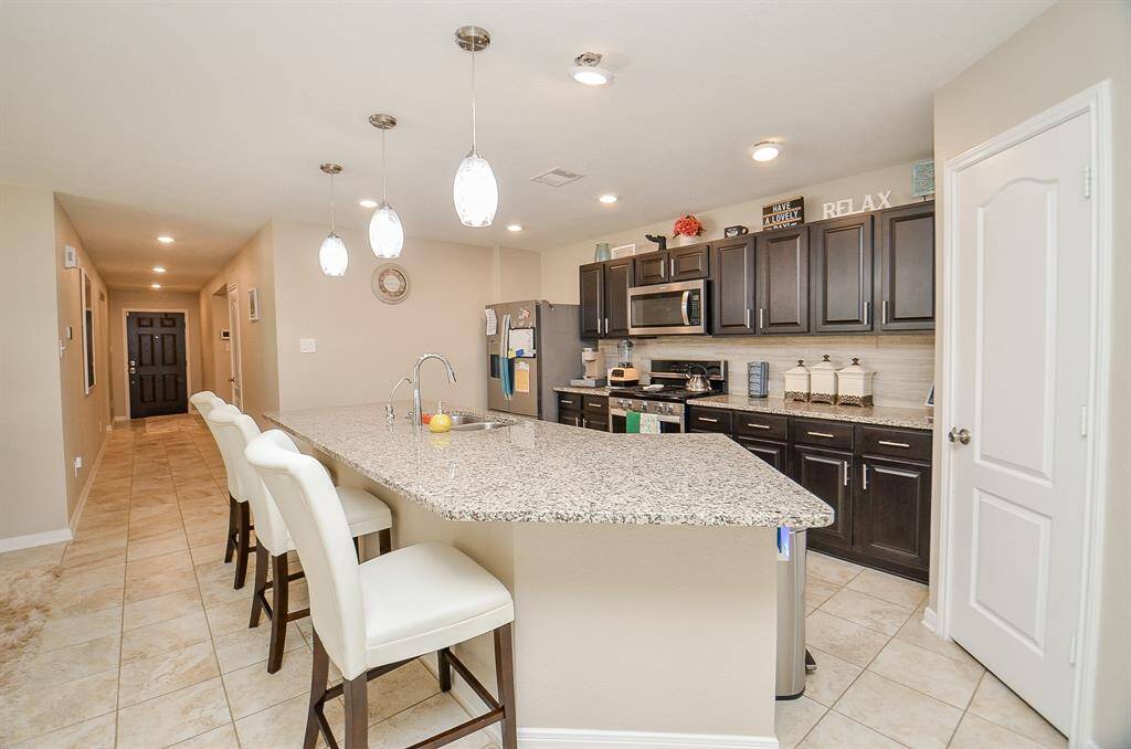 Gorgeous kitchen with plenty of seating for gatherings