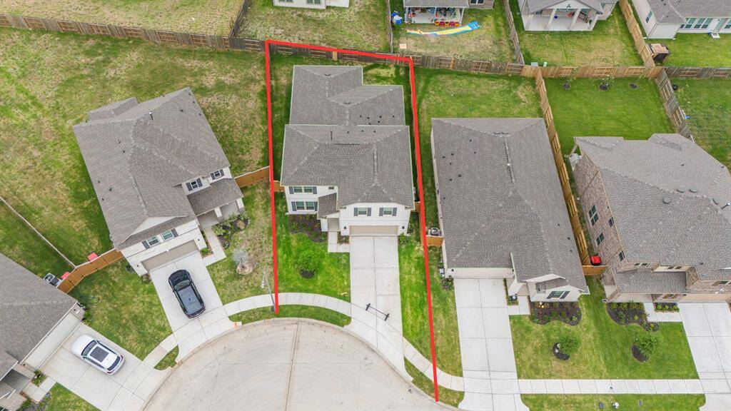 This home sits on a large CUL-DE-SAC lot with ample yard space in front and the back, lush landscaping, a well-maintained yard.