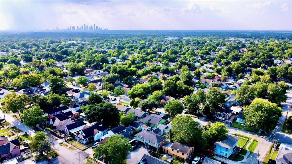 Inside Loop 610, 12 minutes from Downtown Houston.