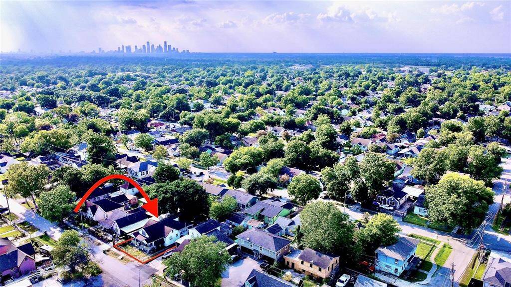 Inside Loop 610, 12 minutes from Downtown Houston.