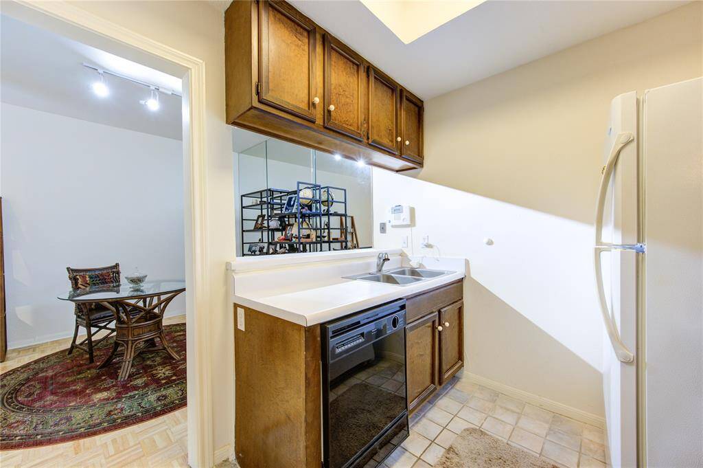 The kitchen on the first floor opens seamlessly to the breakfast/dining room on the left, creating a fluid and interactive space for cooking and dining.