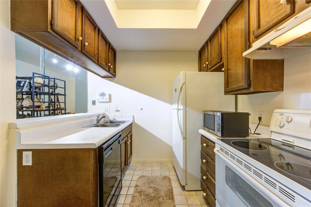 The kitchen on the first floor opens seamlessly to the breakfast/dining room on the left, creating a fluid and interactive space for cooking and dining.