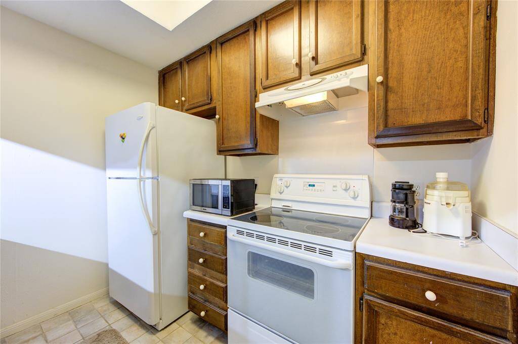 The kitchen on the first floor is well-equipped and includes a refrigerator as part of the purchase, making it a practical and welcoming space for culinary activities.