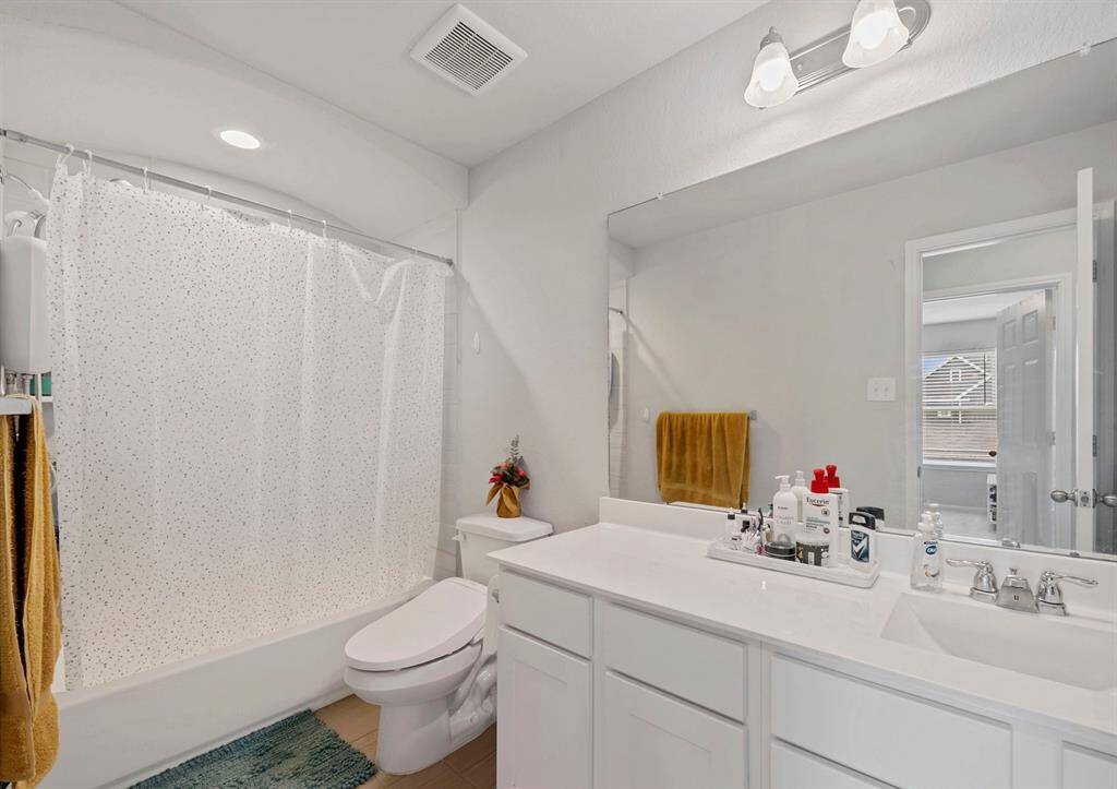Main bathroom upstairs for the kids.