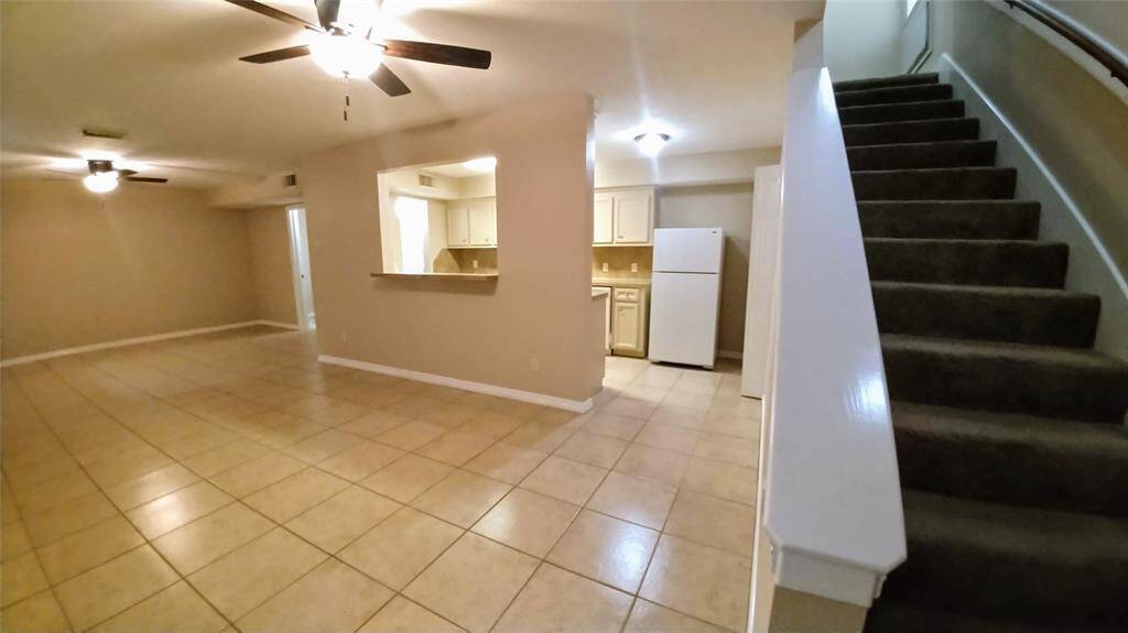 This modern home features a spacious layout and sleek deco.  Perfect for those with ample furnishings to be arranged in this well-free living space.