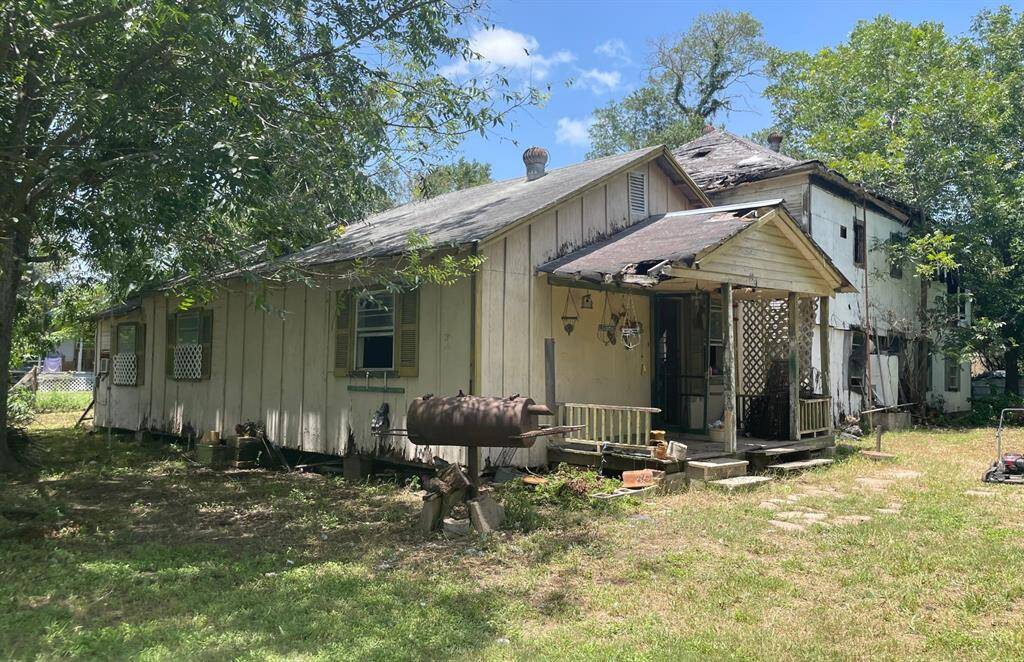 Front side of House that could potentially be salvage. other house to the right must be removed.