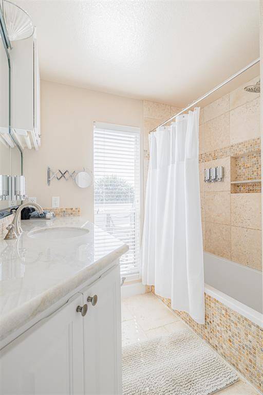 En-suite master bathroom