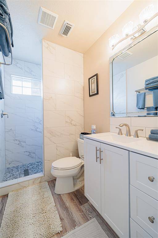 Hollywood bathroom between two guest bedrooms