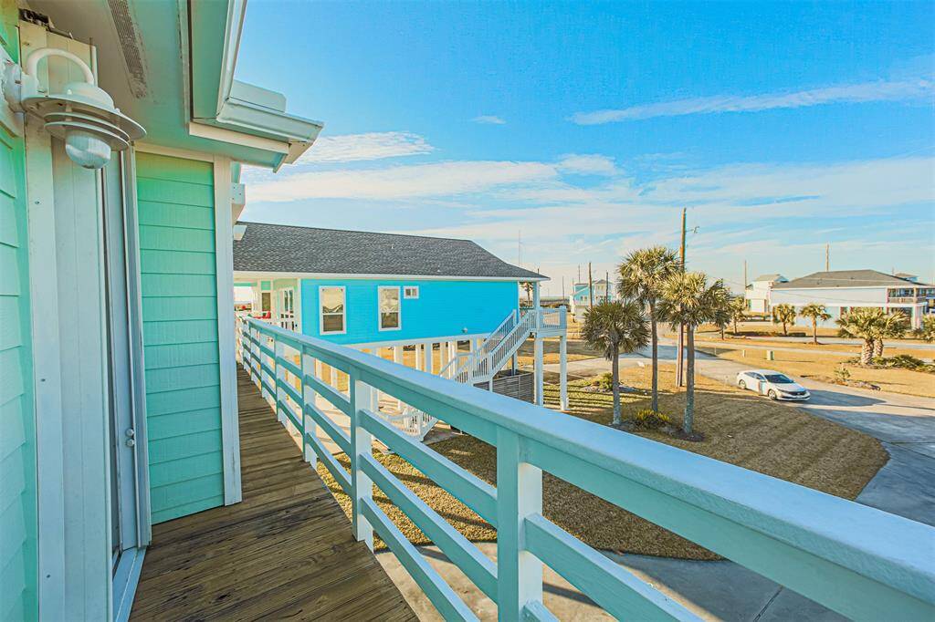 Shared balcony for two guest bedrooms