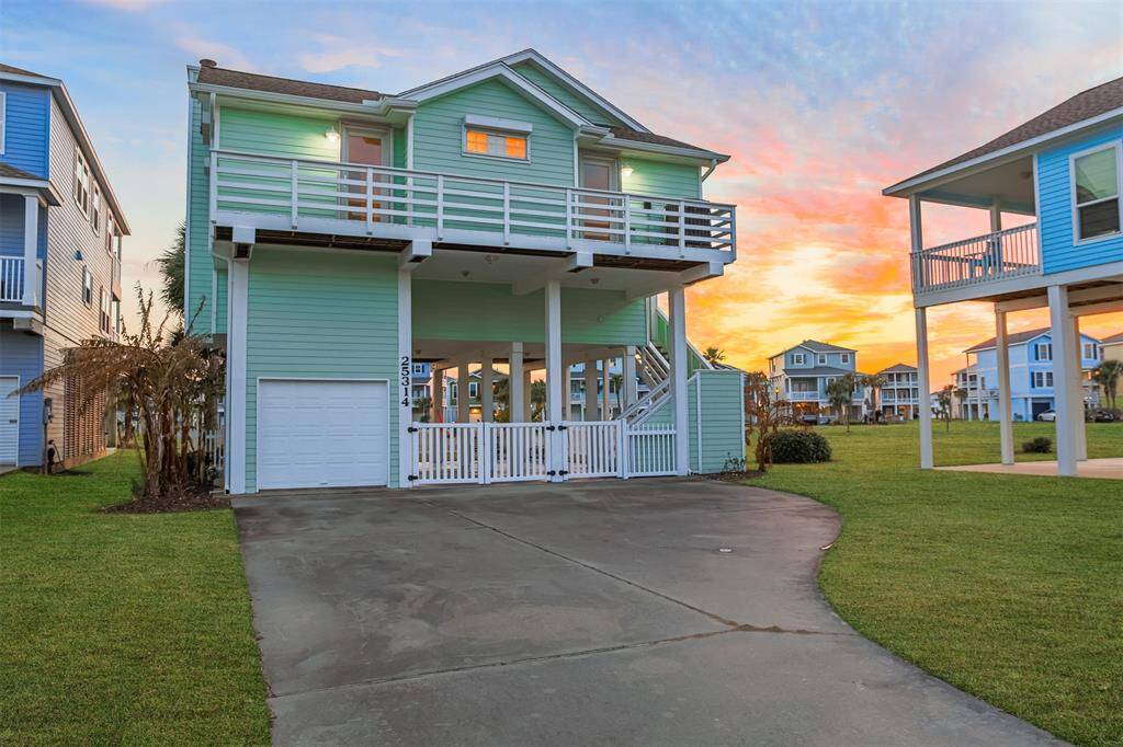 This beautiful house is located at the West End, in one of the quietest waterfront subdivisions.