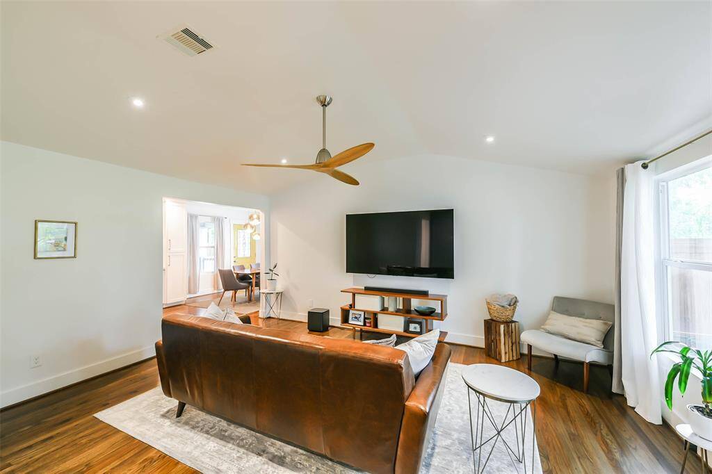 Elegant Simplicity: The minimalist design focuses on functionality and style, with neutral tones, high-quality materials, and understated finishes. Enjoy the calming ambiance created by a thoughtful design approach.