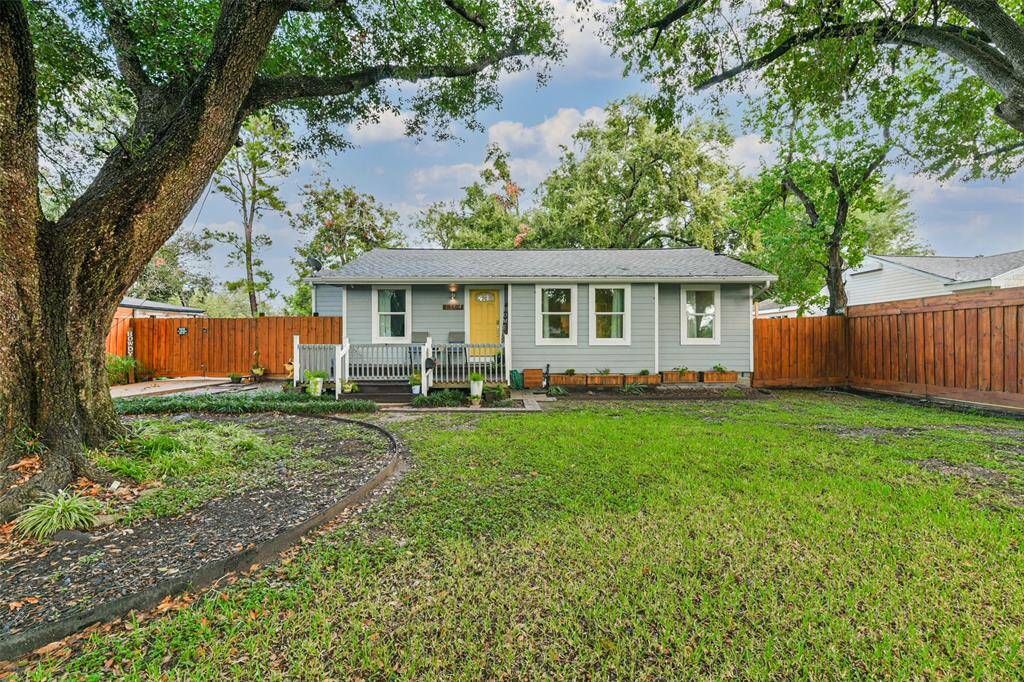 Expansive Yard: The large, open yard offers endless possibilities—create a lush garden, build an outdoor entertainment area, or simply enjoy the wide-open space. The potential for customization is endles.