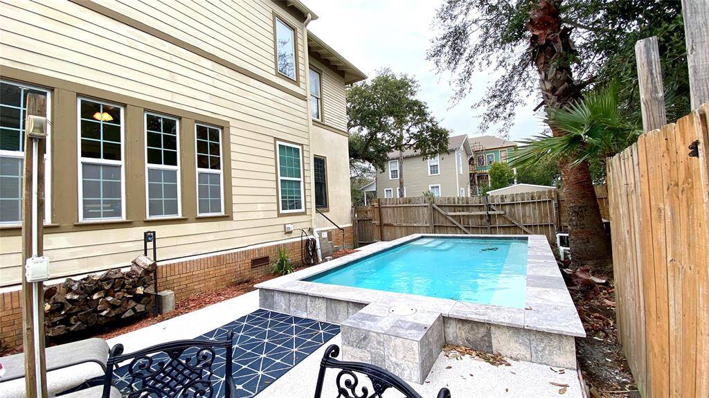 Raised beam pool with silver travertine