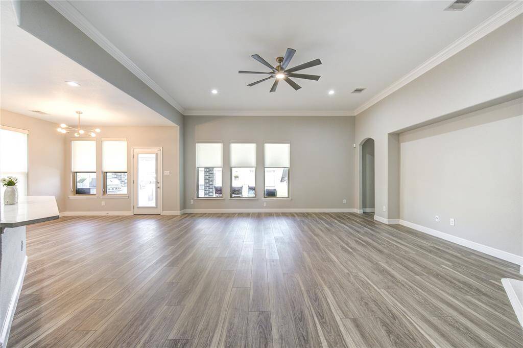Living Room/Breakfast Area