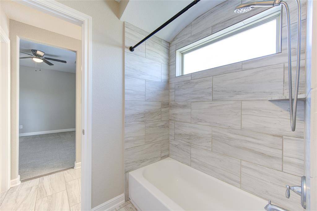 Tub/shower in Jack & Jill bathroom