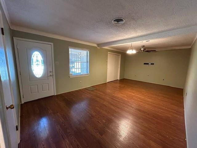 LARGE SPACIOUS LIVING ROOM