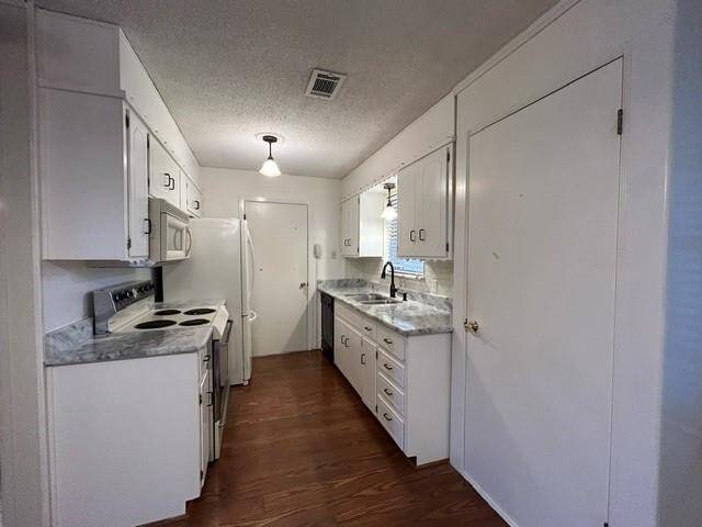 BEAUTIFUL UPDATED KITCHEN WITH GRANITE COUNTERTOPS