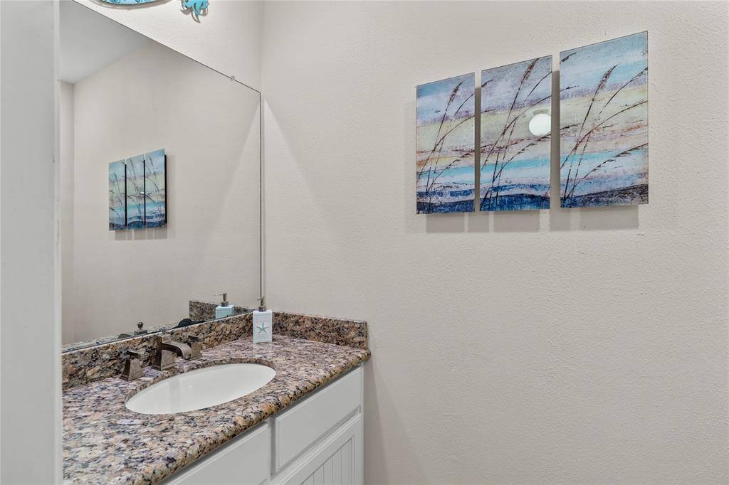 Hollywood bathroom sharing between two bedrooms