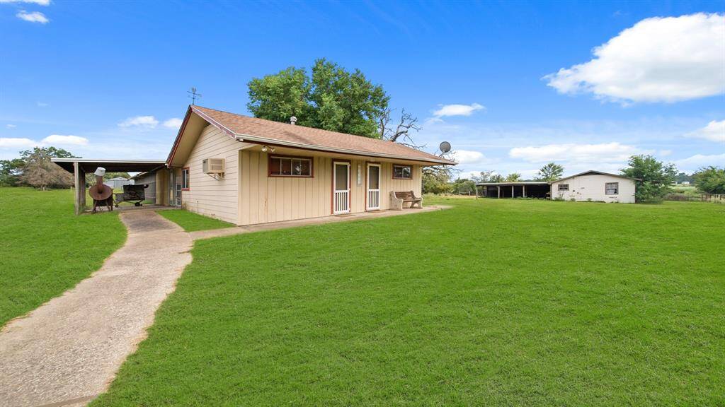 Welcome to the guest house on the property.  It offers 1 bedroom 1 bath and a kitchenette.