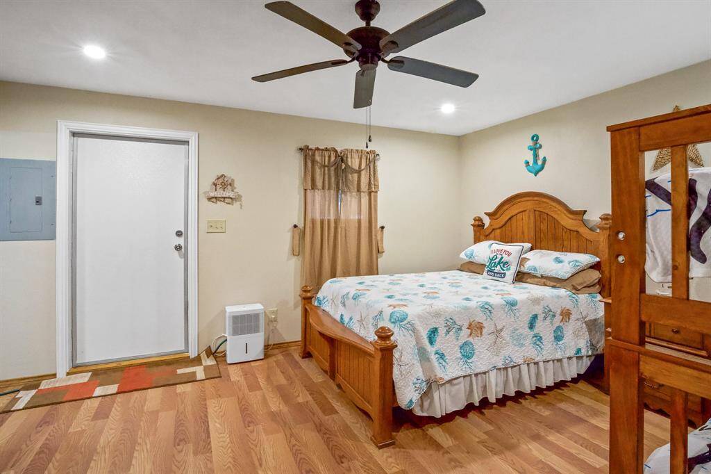Enjoy optimal comfort with in-room humidity control.