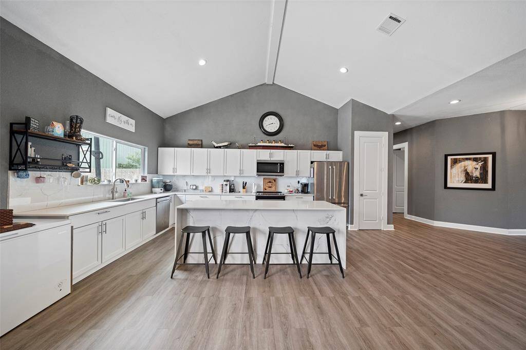 Large Island and plenty of counter space.