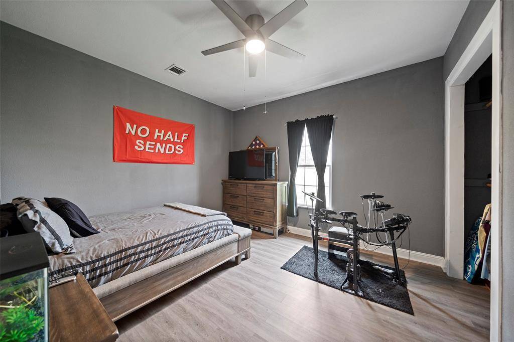 Nice sized room with plenty of natural lighting!