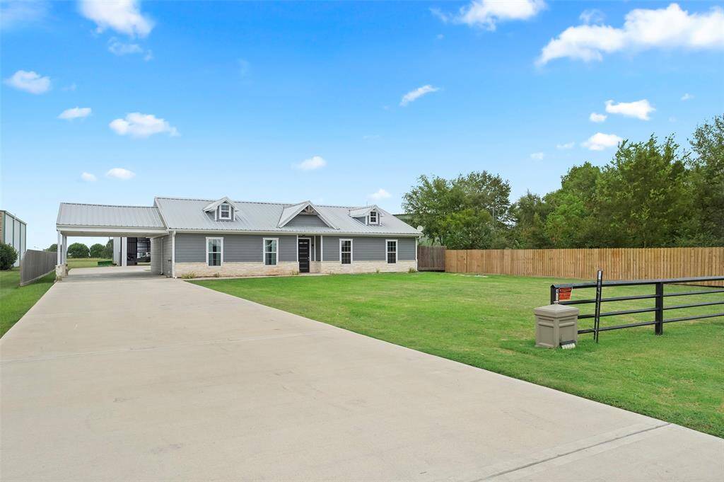 Beautiful home situated in a wonderful aviation community allowing residents to conveniently fly to and from home!