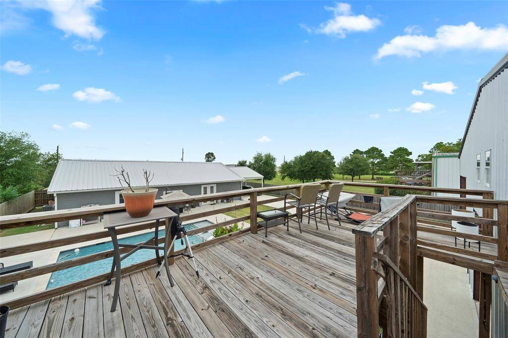Very nice 2nd floor balcony.