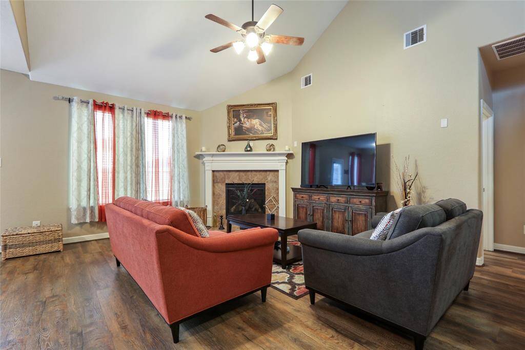 Relax and unwind in this cozy living room.