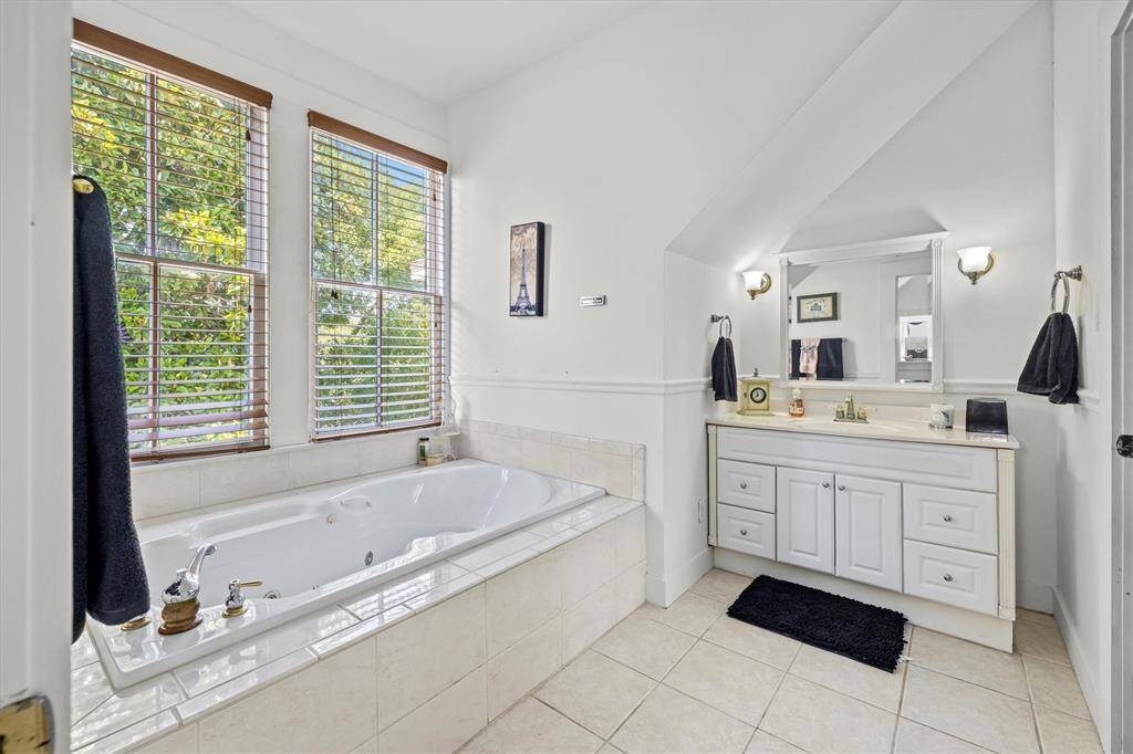 Soaking tub 2nd full bath