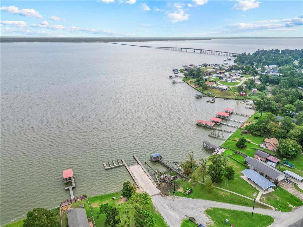 Boat ramp in community is a 2-minute drive. Enjoy the lake life!