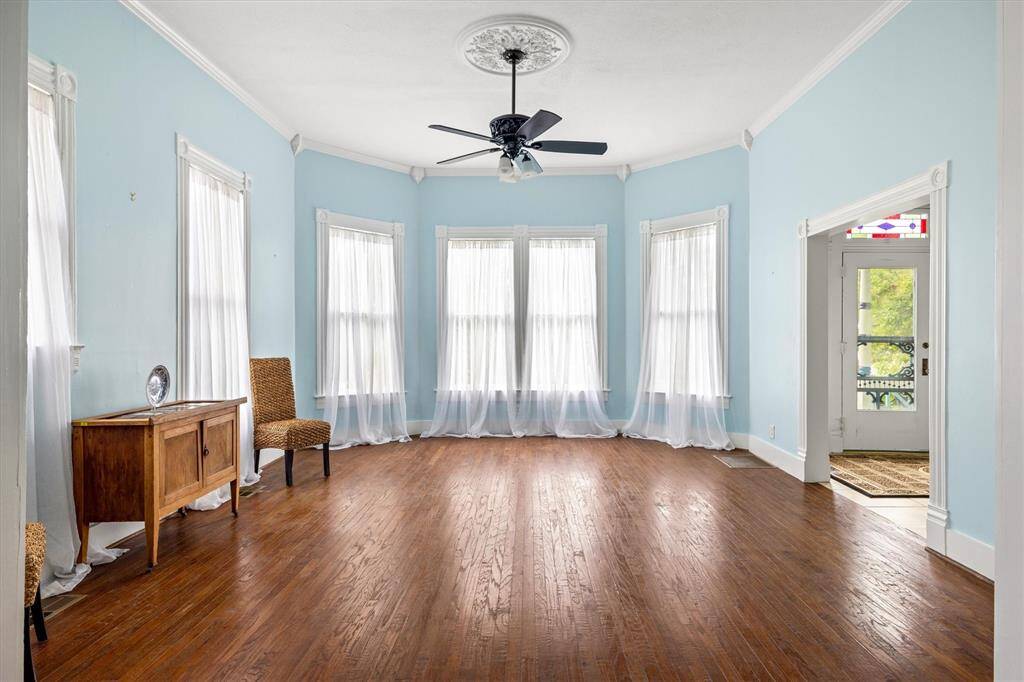 Fabulous spacious livingroo with lots of natural lighting