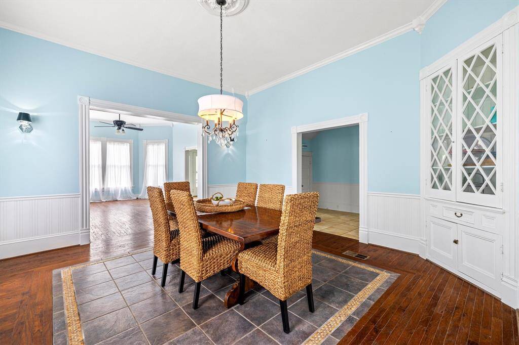 Spacious dining room with built in corner