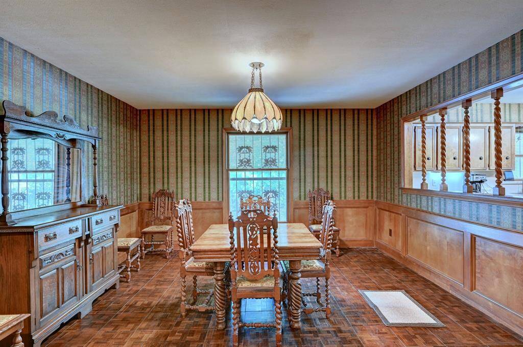 This is such a beautiful dining area!