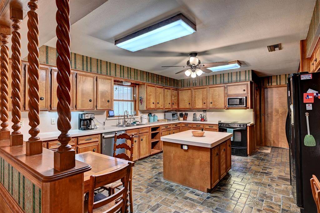Plenty of counter space and cabinets. Note the breakfast table!