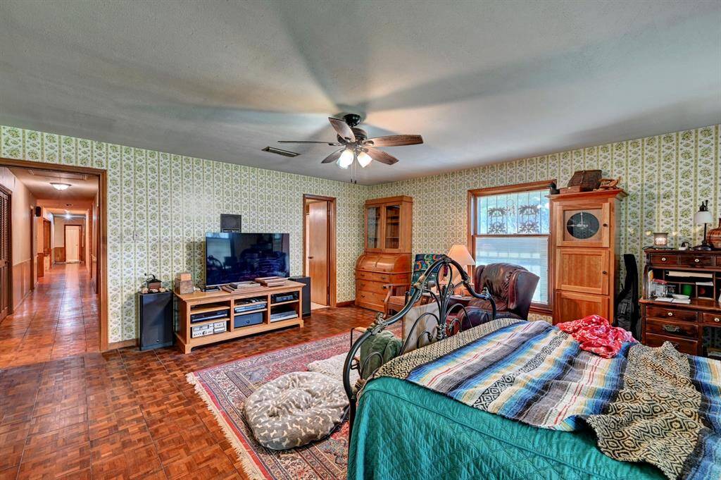One of the secondary bedroom! All rooms are impressive in size.