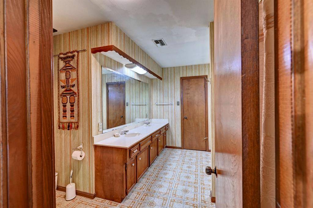 En suite bathroom to each secondary bedrooms