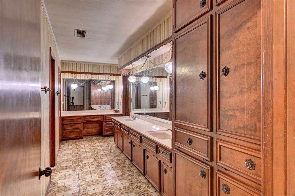Primary bath with dual vanities and vanity.