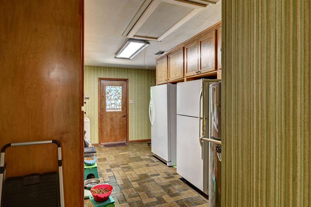 Extra large utility room. Room for frige and freezer!