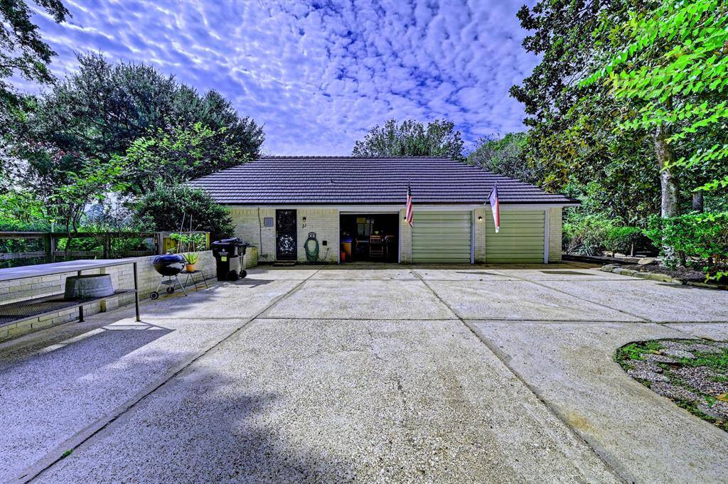 Plenty of room for parking! 3 car garage!
