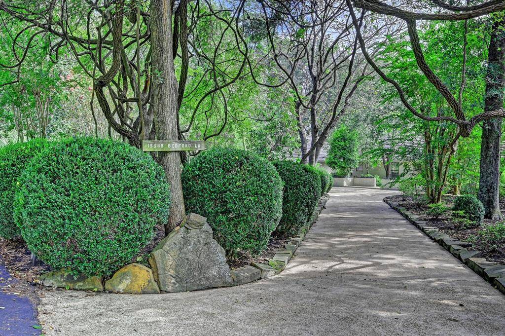 Circular entrance to this stunning property.