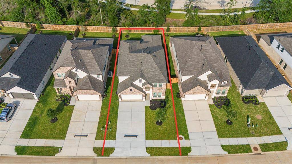 This home sits on a large lot with NO BACK NEIGHBORS, ample yard space in front and the back, lush landscaping, and a well-maintained yard.