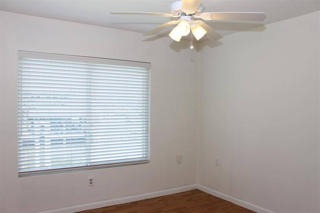 1 of the 2 upstairs bedrooms