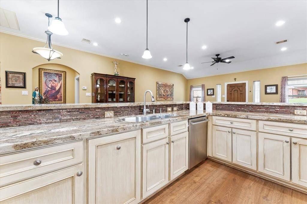 The kitchen backsplash is made of glass and complaints the kitchen cabinets so nicely.