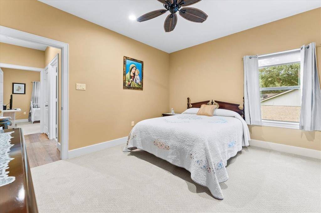 Guest room w/large closets.