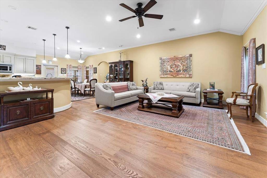 This home features hardwood floors and a neutral color pallet throughout the home.