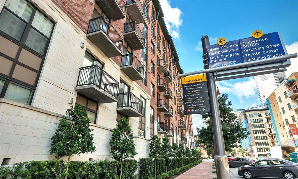 The property is in the heart of Downtown with easy access to Minute Maid Park, Discovery Green, Toyota Center and George  Brown Convention Center