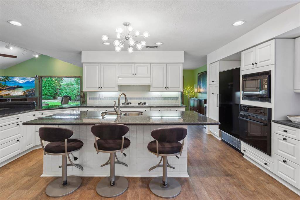 Breakfast bar/kitchen